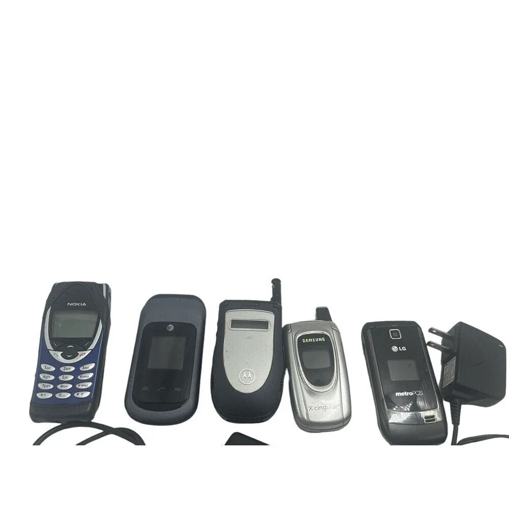 Lot 5 Vintage Cell Phone Flip Phones from Various Brands FOR PARTS, AS IS.